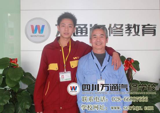 胡宗明和老師合影留念