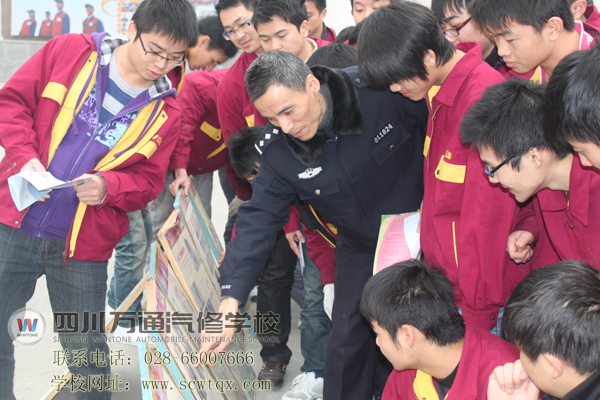 民警講解禁毒圖片內(nèi)容