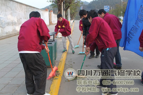 成都萬(wàn)通志愿者認(rèn)真打掃