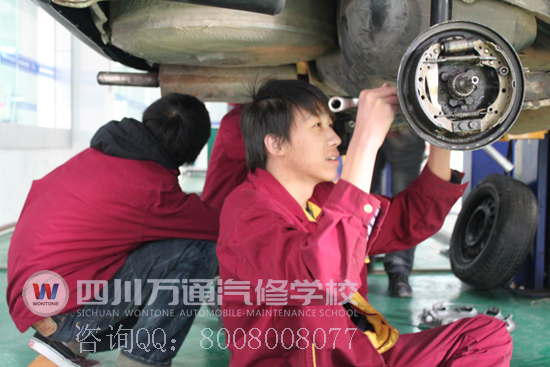 成都萬通汽修學(xué)校李雙波同學(xué)在做實(shí)訓(xùn)