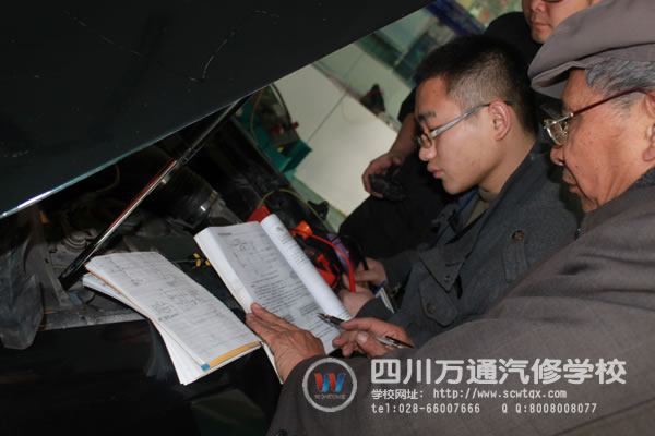 余老師和年輕老師一起交流