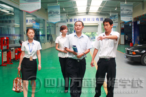 黃河助理一行人參觀我校整車實訓(xùn)室