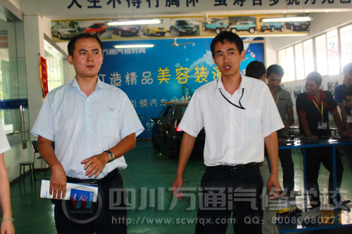 參觀我校汽車美容實訓(xùn)室