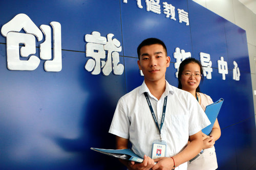 我身邊的萬(wàn)通人:廣拓思路塑服務(wù)的就業(yè)指導(dǎo)師(右一為李老師)