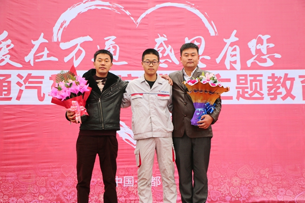 家長代表自發(fā)為學(xué)校和老師獻(xiàn)花
