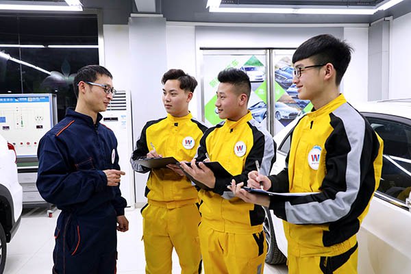 成都萬通新能源汽車專業(yè)老師指導教學