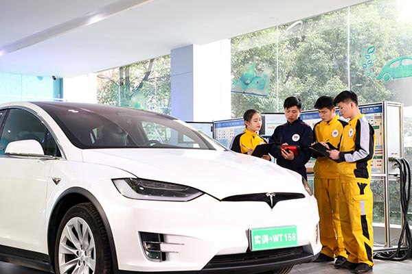 新能源汽車發(fā)展前景廣闊 學子美好就業(yè)有未來