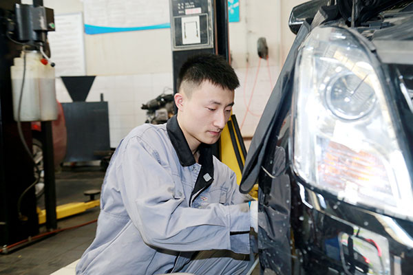 常興宗認(rèn)真檢測維修車輛